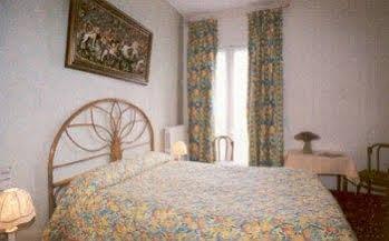 Logis Hotel De France โลช ภายนอก รูปภาพ